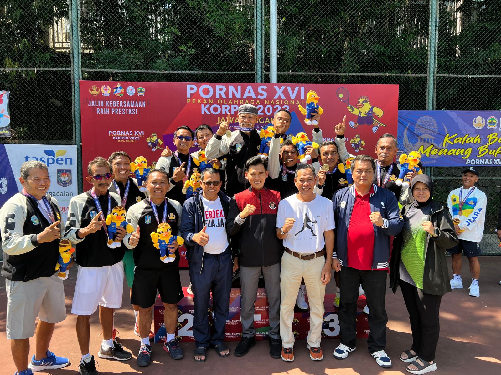 Ketua Umum BAPOR Serahkan Medali Emas Cabor Tenis Beregu di Pornas Korpri XVI 2023