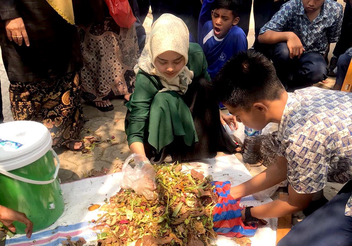 Mendirikan Bank  Sampah, Govvinda Mengedukasi Pemuda Menjaga Lingkungan