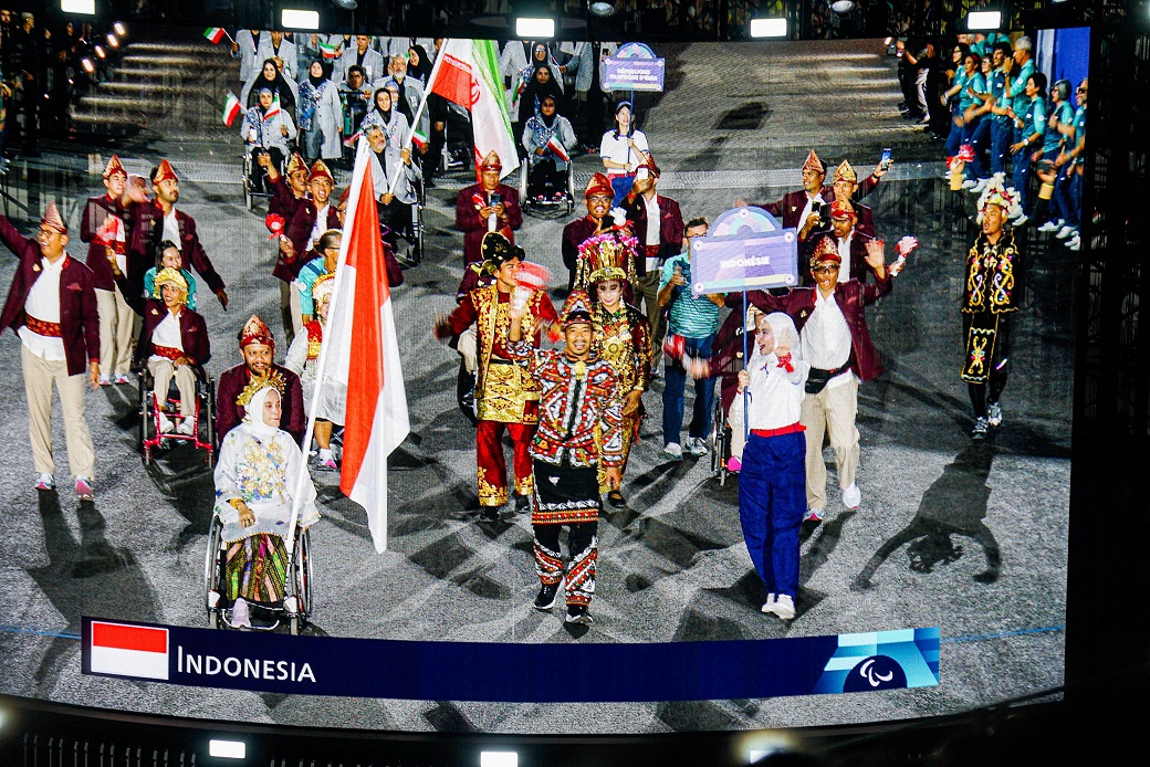 Bangga Kenakan Baju Adat Nusantara, Kontingen Indonesia Ikuti Defile Opening Ceremony Paralympic Paris 2024