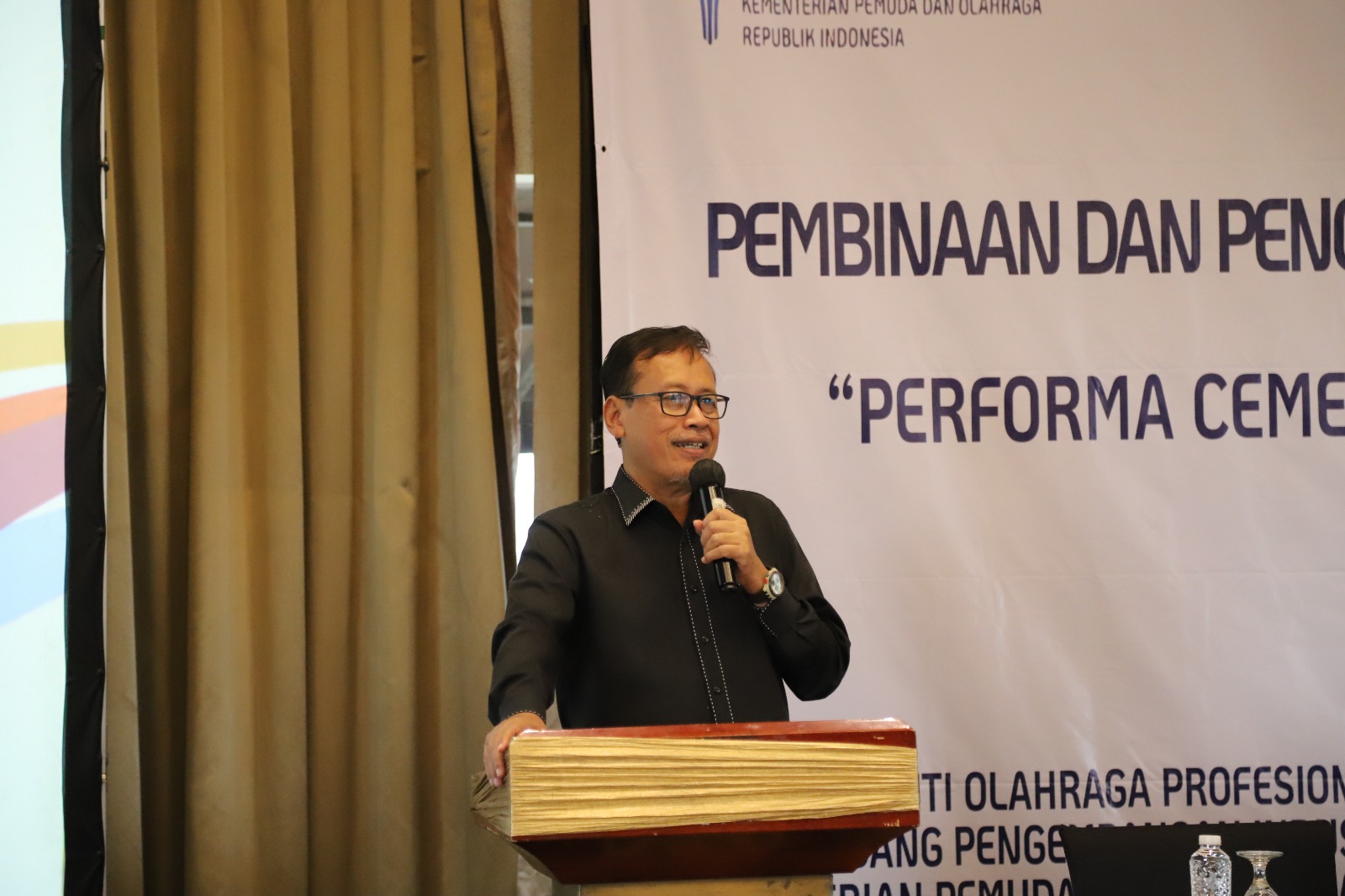 Deputi Pengembangan Industri Olahraga Raden Isnanta Membuka  Kegiatan Pembinaan dan Pengembangan Olahraga Profesional